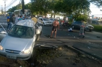 Jovem de 22 anos é arremessado de carro e morre após acidente em Maceió