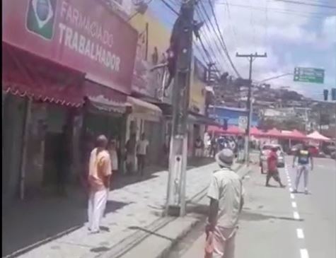 Homem leva choque e fica pendurado em poste no Cabo; veja vídeo