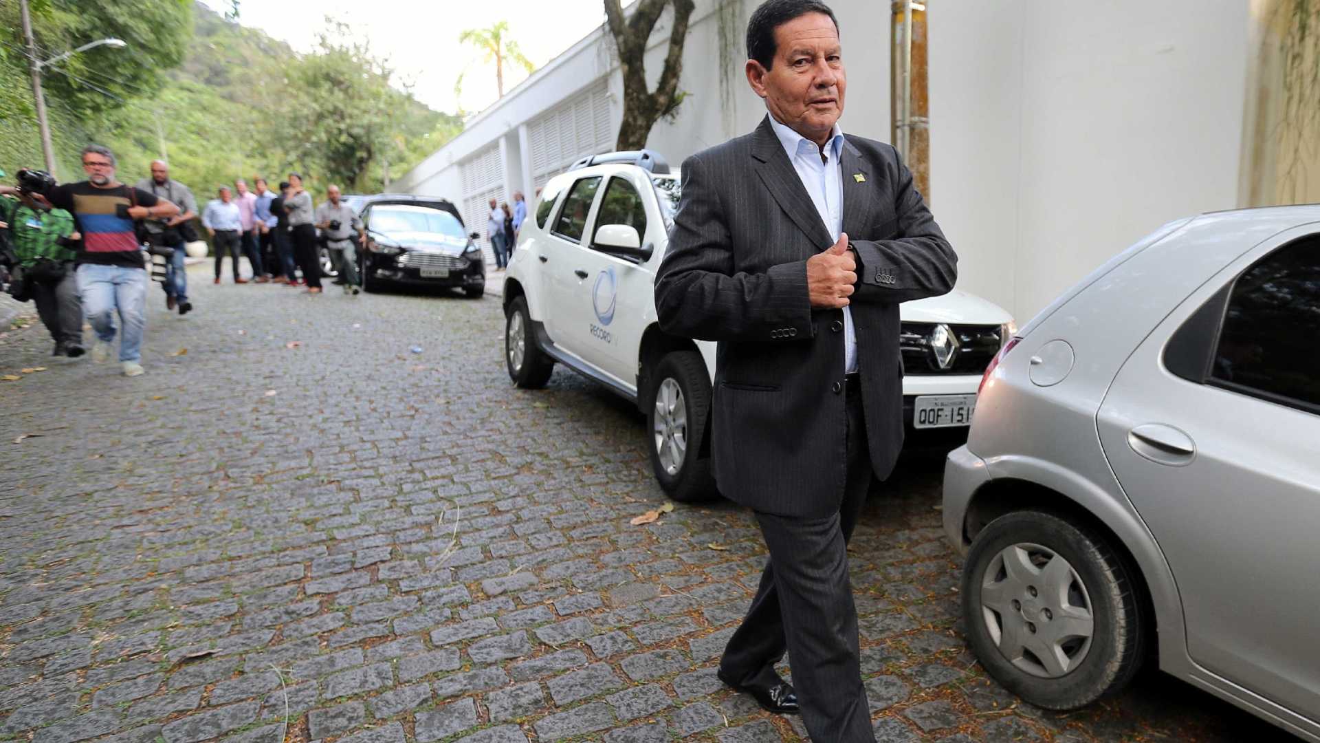 Vice de Bolsonaro viajou em avião de empresário e não declarou ao TSE