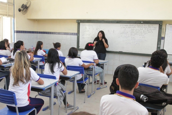 ESCOLA 10 Governo beneficia 160 mil estudantes alagoanos com oficinas e material didático