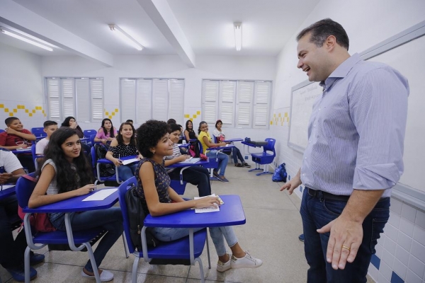 EDUCAÇÃO Governador anuncia rateio de recursos do Fundeb para 12 mil professores e monitores