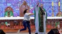 Padre Marcelo Rossi é empurrado de altar em missa no Interior de SP; vídeo