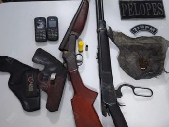 Após denúncia, pai e filho são presos por posse ilegal de arma de fogo em Santana do Ipanema