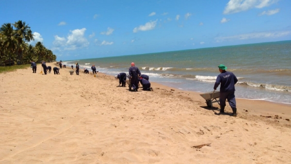 EM JAPARATINGA Reeducandos do regime fechado reforçam limpeza de praias atingidas por óleo em AL