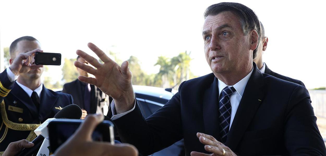 Descontrolado, Bolsonaro faz ataque homofóbico a jornalista: “você tem cara de homossexual terrível”