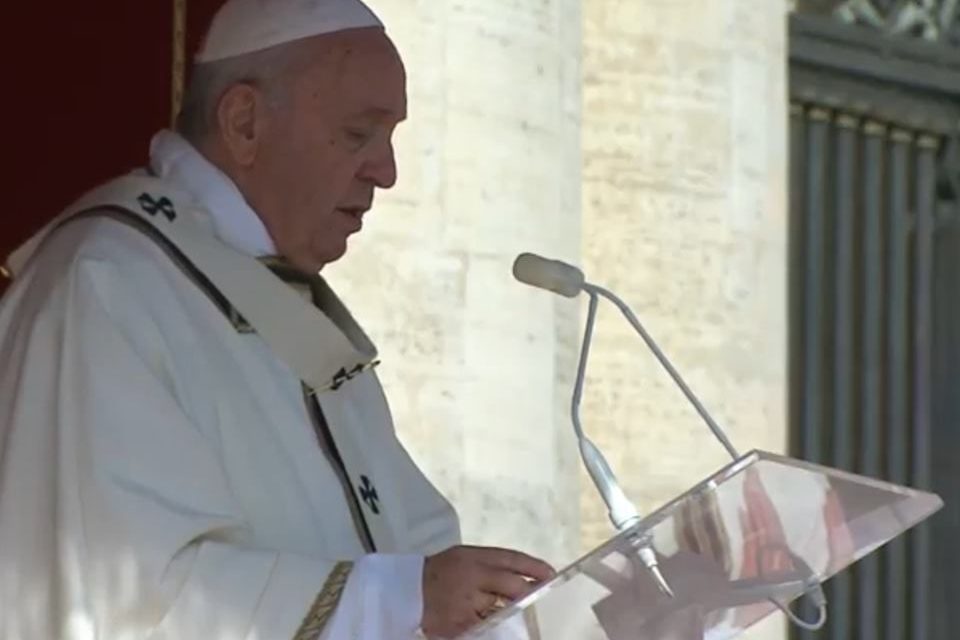 MUNDO Missa do Galo: papa defende amor “incondicional” ao próximo