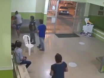 Câmeras flagram homem agredindo mulher dentro de hospital, em AL; veja vídeo