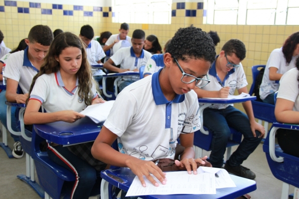 AVANÇO Estudantes da rede pública de AL melhoram desempenho em Português e Matemática