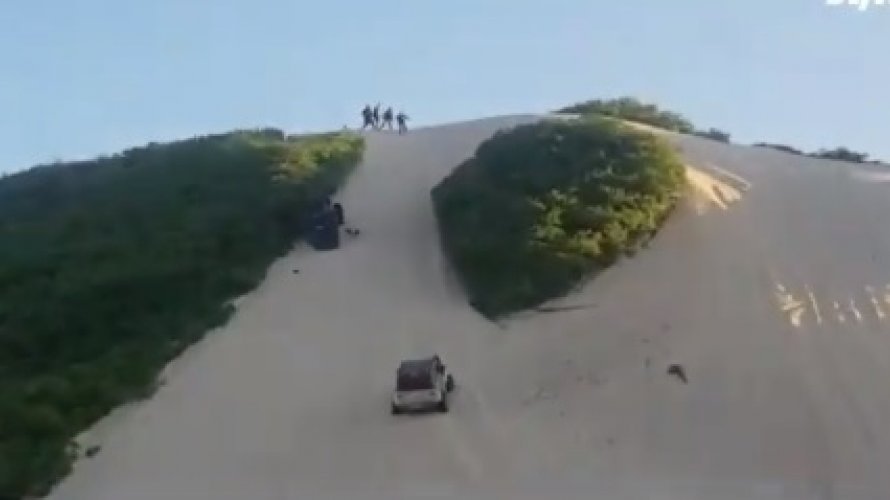 Carro capota várias vezes e cai duna abaixo no Rio Grande do Norte; assista