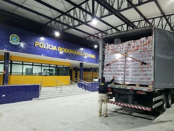 PRF apreende caminhão com mais de 58.000 latas de cerveja sem nota fiscal em AL