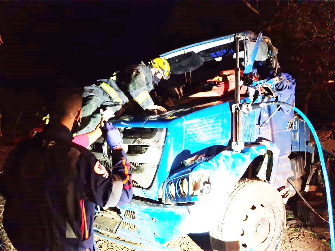 CBM de Alagoas retira corpo de jovem preso às ferragens após acidente com caminhão em Canindé-SE