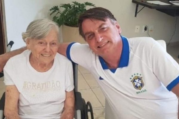 Brasil Mãe do presidente Bolsonaro é vacinada em casa contra a Covid-19