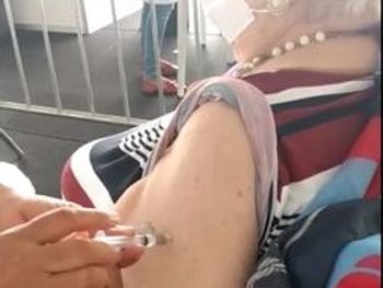 Técnica de enfermagem afirma que foi distraída quando aplicou vacina em idosa em Maceió