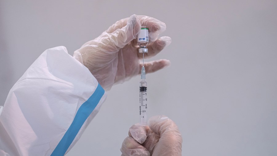 China admite baixa eficácia das vacinas da Covid-19 que produz e pode misturar vacinas