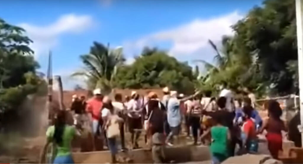 Pastor zomba da fé dos indígenas Trukás que revoltados quebram templo em construção; veja o vídeo