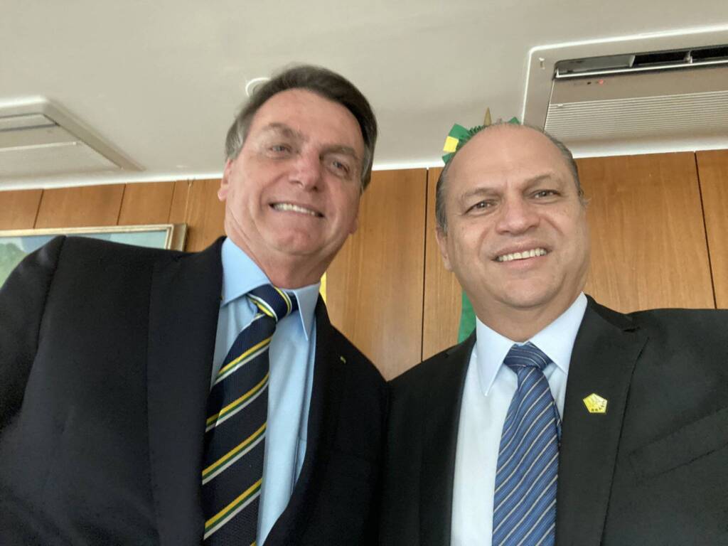 Cerco se fecha: líder do governo Bolsonaro fez emenda que permitiu compra suspeita de Covaxin