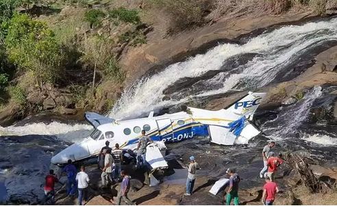 Marília Mendonça e outras 4 pessoas morrem após queda de avião em MG