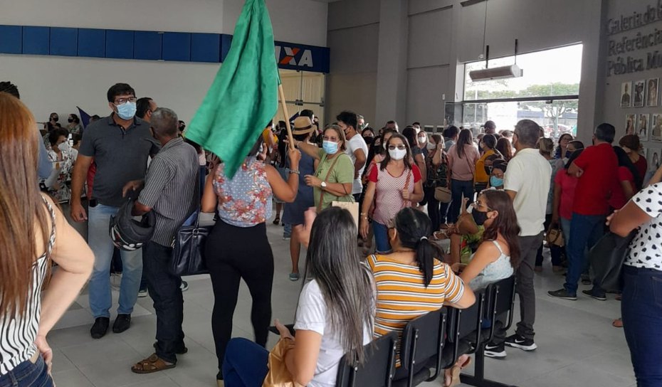 Servidores da Educação protestam contra o prefeito em Arapiraca