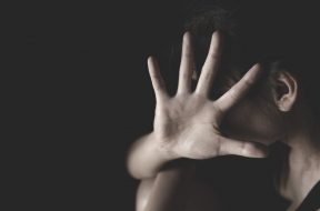 Legenda: Em depoimento, a mulher admitiu saber dos estupros, tendo, inclusive, presenciado quando uma das filhas de 12 anos foi abusada (imagem ilustrativa) Foto: Shutterstock