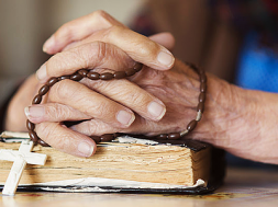 biblia-mulher-velha-adulto-idade1