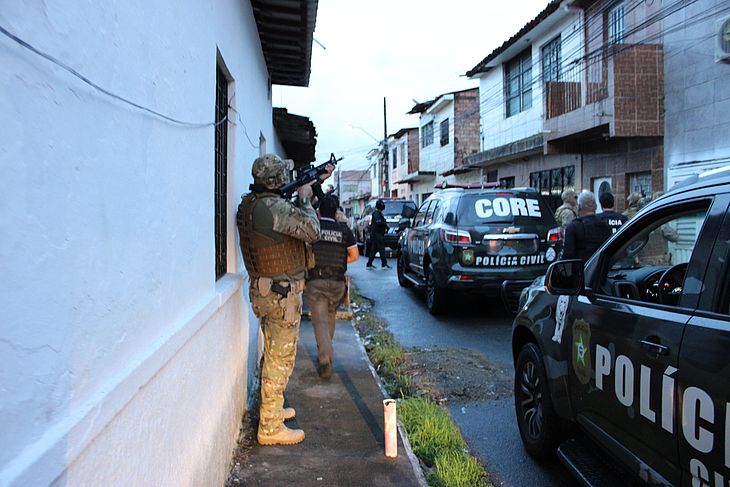 Tráfico, lavagem de dinheiro e homicídios: operação cumpre 12 mandados em Maceió