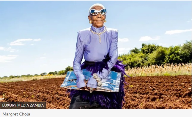 A vovó africana de roupas e óculos extravagantes que se tornou improvável ícone fashion