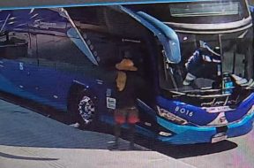 forcas-policiais-buscam-identificar-e-prender-suspeito-de-roubar-objetos-de-onibus-de-turismo