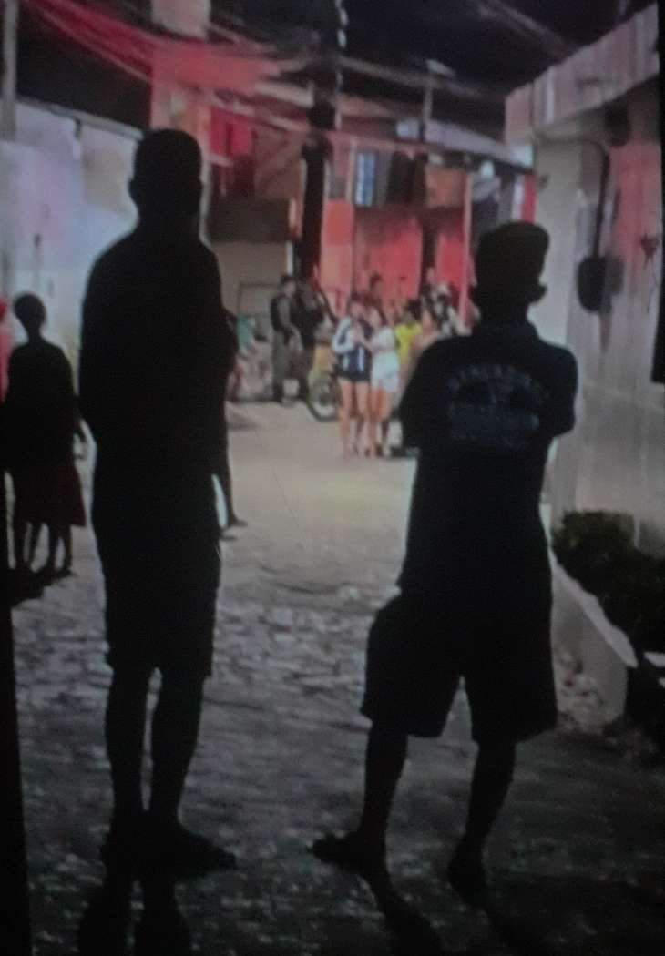 Jovem é assassinado a tiros em pastelaria na Pitanguinha; família suspeita de motivação ligada a denúncia de zoofilia