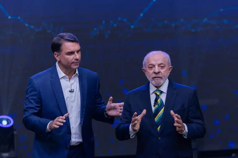Lula e Flávio Bolsonaro - Foto: Tuane Fernandes / NurPhoto via AFP