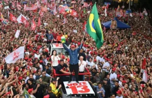 - Lula no meio do povo em seu último ato de campanha na Avenida Paulista (Juan BARRETO / AFP)